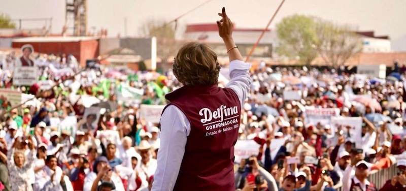 Delfina Gómez, candidata de Morena a la gubernatura del Estado de México, ante una multitud de simpatizantes.