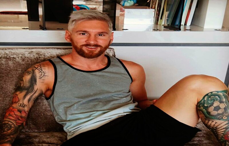 El futbolista argentino Sergio Agüero muestra sus tatuajes