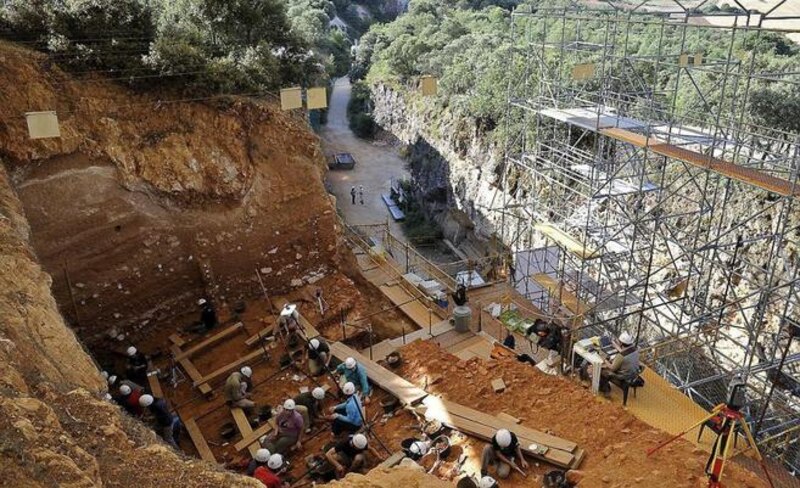 Un equipo de arqueólogos trabaja en un yacimiento.