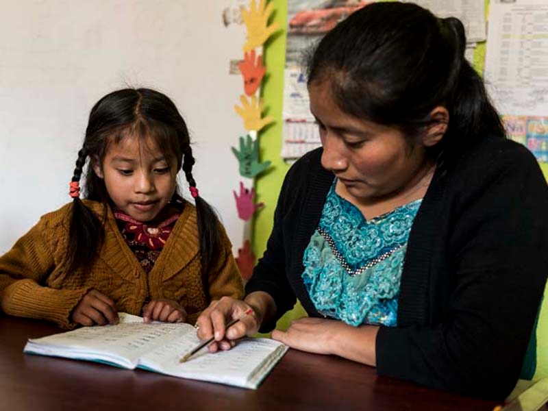 Niña indígena aprende a leer y escribir