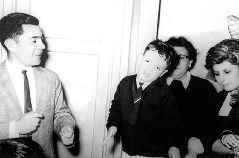 Gamal Abdel Nasser con un niño