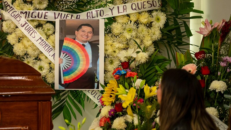 Un hombre llora en el funeral de un ser querido
