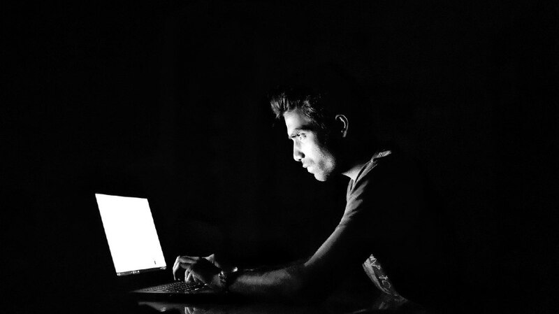 Ciberdelincuente en la oscuridad