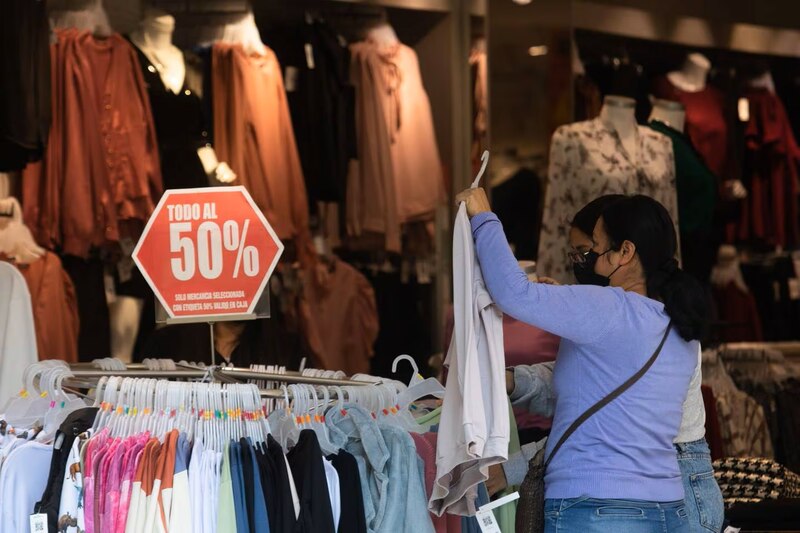 Mujer comprando ropa en una tienda