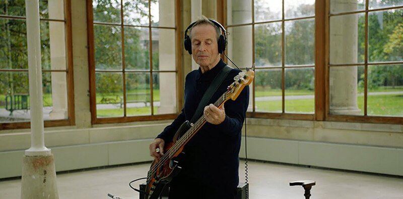 Peter Hook tocando el bajo en un invernadero