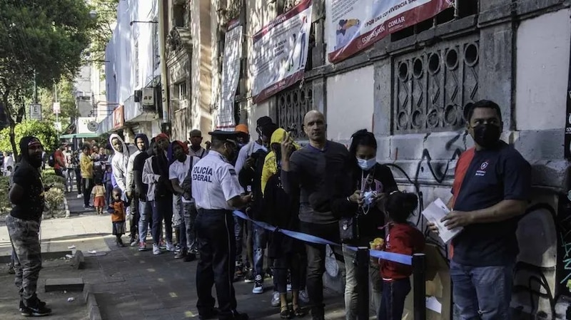 Larga fila de personas para votar en las elecciones