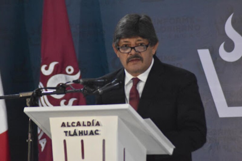 El alcalde de Tláhuac, Raymundo Martínez Vite, da un discurso durante la ceremonia del Grito de Independencia.