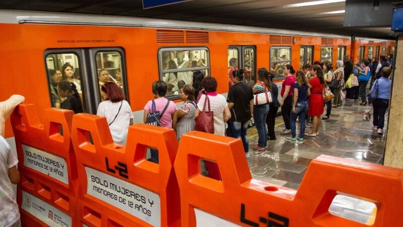 Mujeres esperan el metro en la Ciudad de México