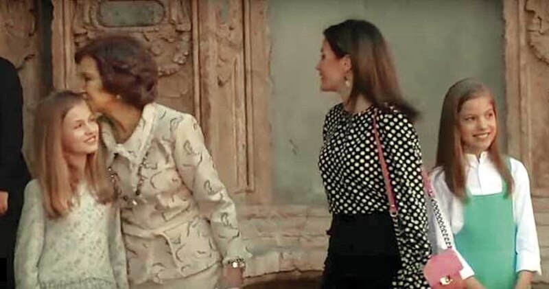 La Reina Letizia y sus hijas, la Princesa Leonor y la Infanta Sofía, en un acto oficial