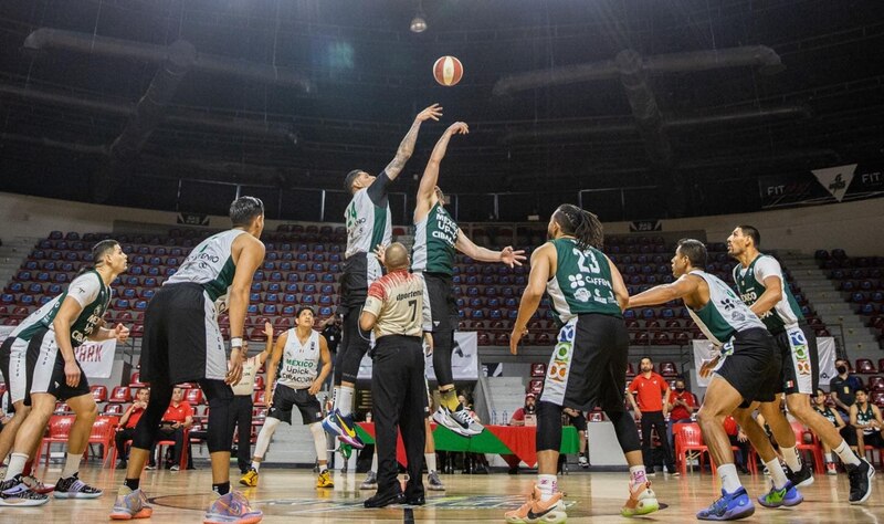 Juego de baloncesto entre dos equipos.