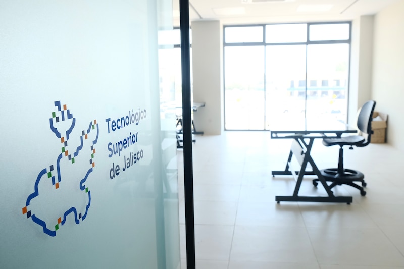 Instalaciones del centro REDi en Lagos de Moreno con áreas de coworking, laboratorios, auditorio y servicios comunitarios gratuitos