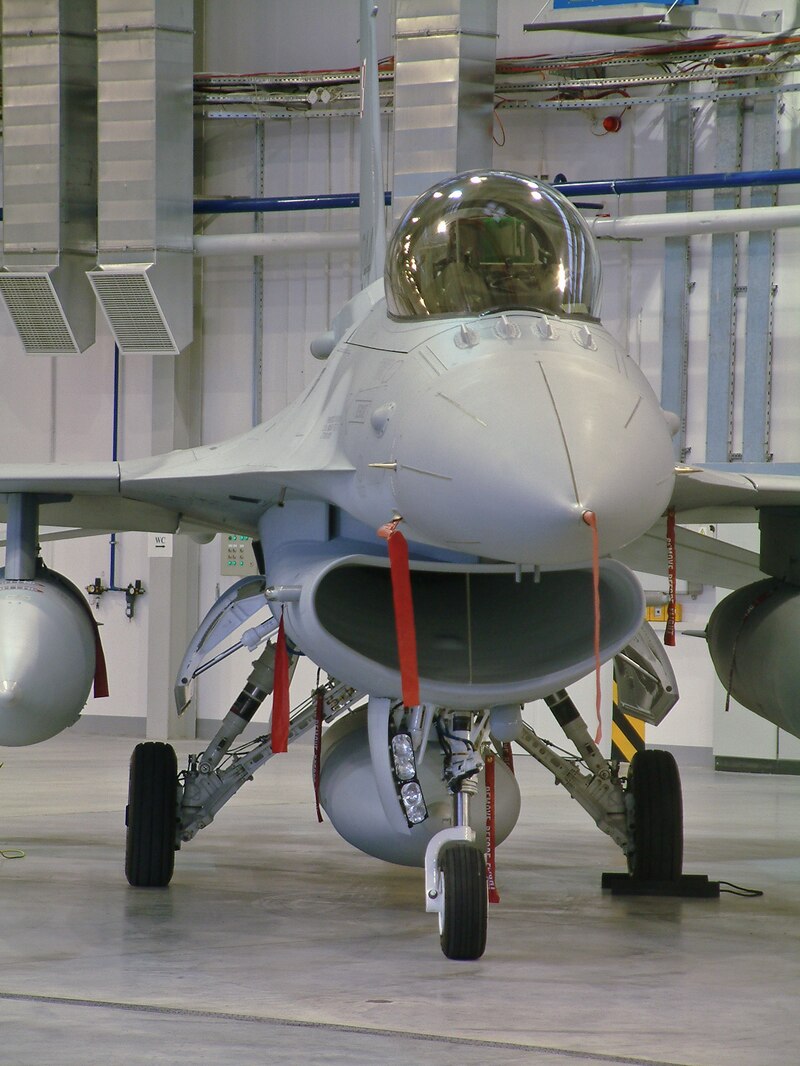 Un F-16 Fighting Falcon en un hangar