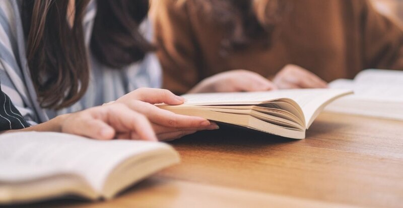 Mujeres leyendo un libro