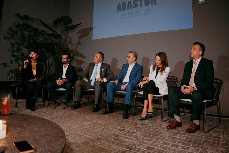 Panel de discusión sobre el futuro de la industria automotriz en México