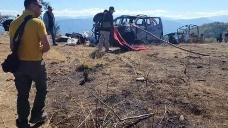 Accidente de coche en una carretera de montaña