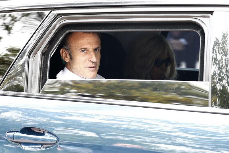 El presidente francés Emmanuel Macron saluda a la multitud desde su coche