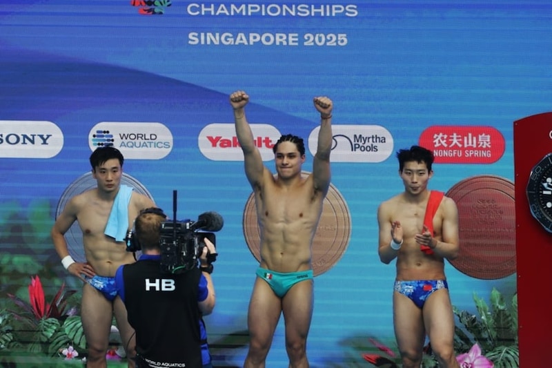 El clavadista mexicano se hizo del primer puesto en la prueba de trampolín de 3 metros frente a los chinos y consiguió una medalla de oro inédita.