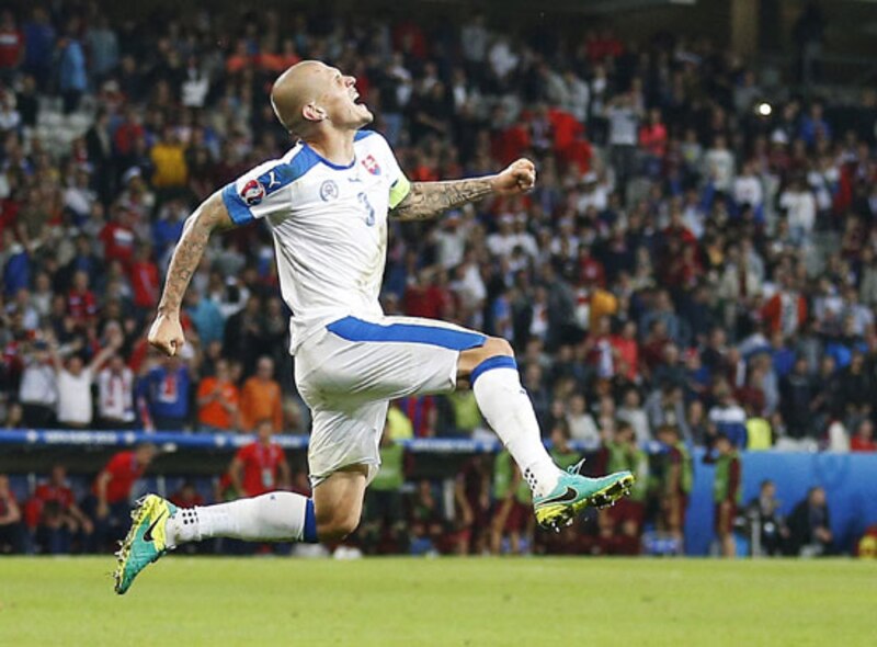 Jugador de fútbol celebra un gol.