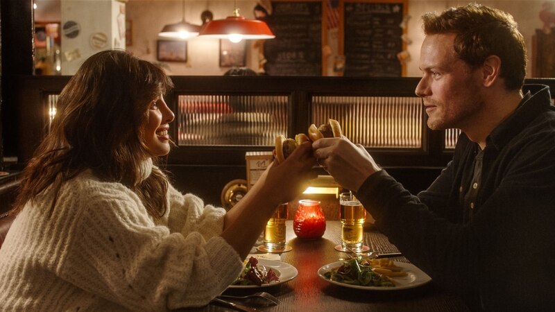 Una pareja cenando en un restaurante