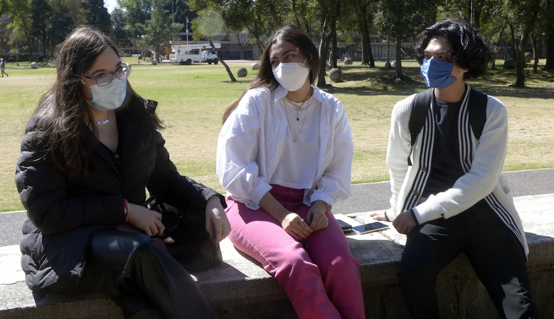 Jóvenes con mascarillas en un parque