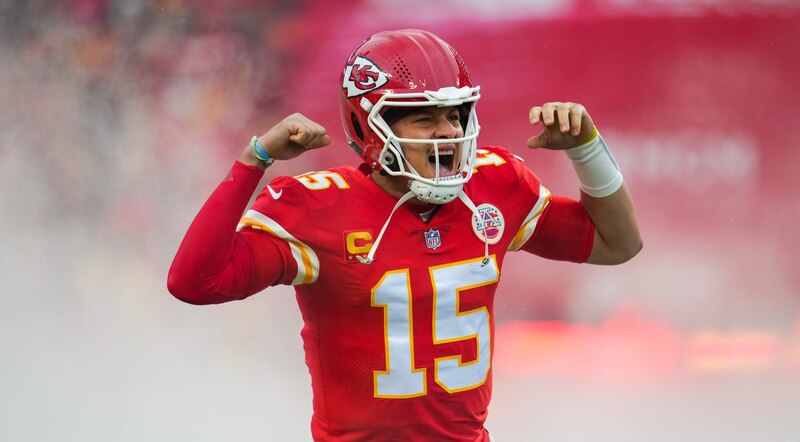 El mariscal de campo de los Chiefs, Patrick Mahomes, celebra la victoria de su equipo en el Super Bowl LIV.