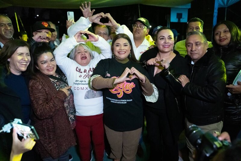 La Jefa de Gobierno, Claudia Sheinbaum, saluda a sus simpatizantes.