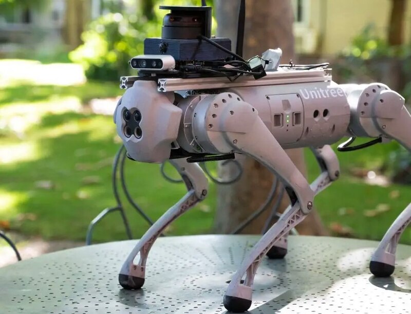 Un robot cuadrúpedo con cámaras y sensores.