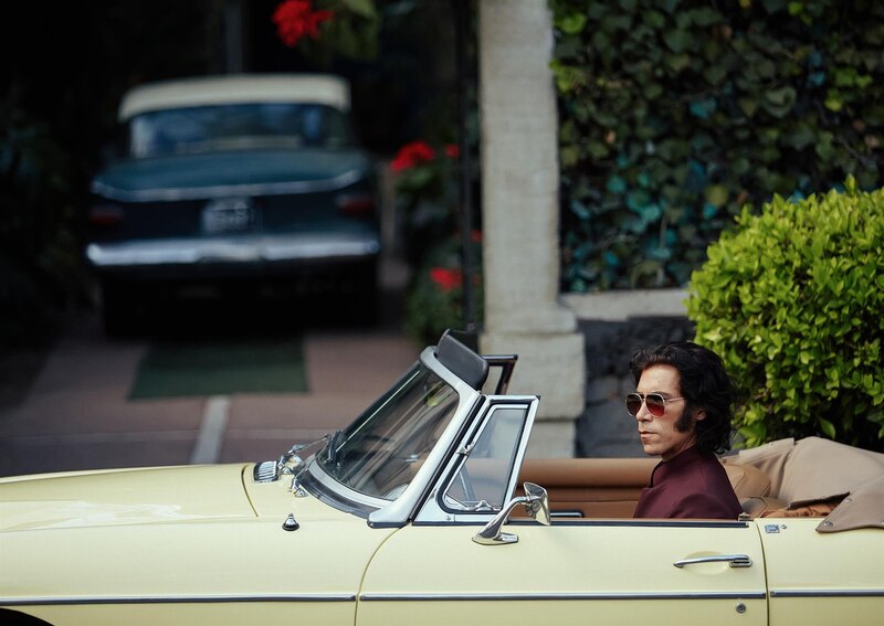 Un hombre conduce un coche clásico descapotable