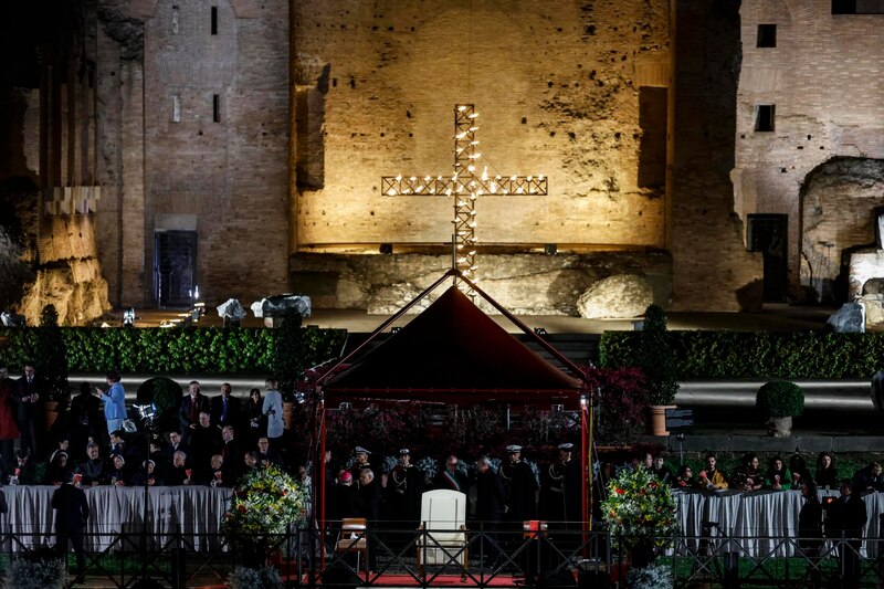 El Papa Francisco preside el Vía Crucis en el Coliseo de Roma