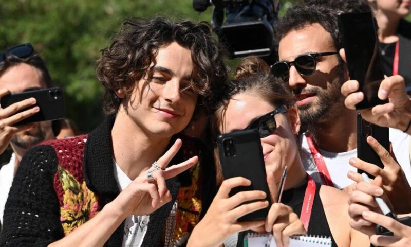 Timothée Chalamet se toma una foto con sus fans