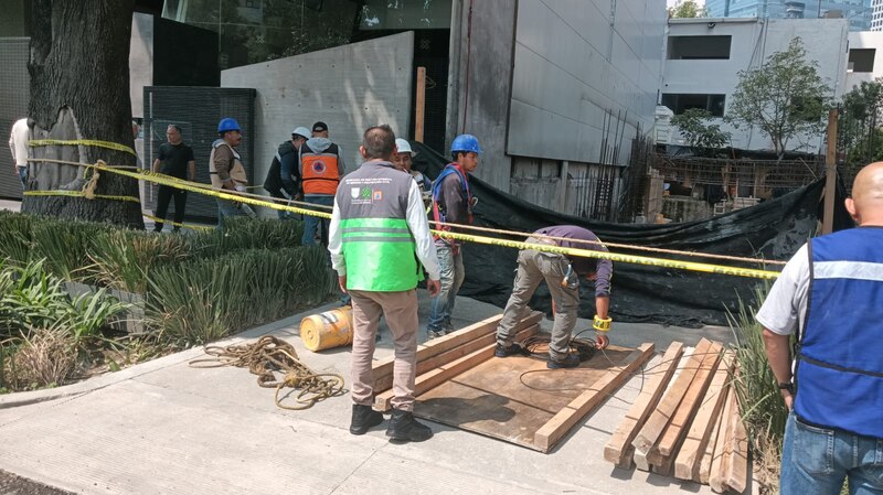 Obreros trabajan en una construcción