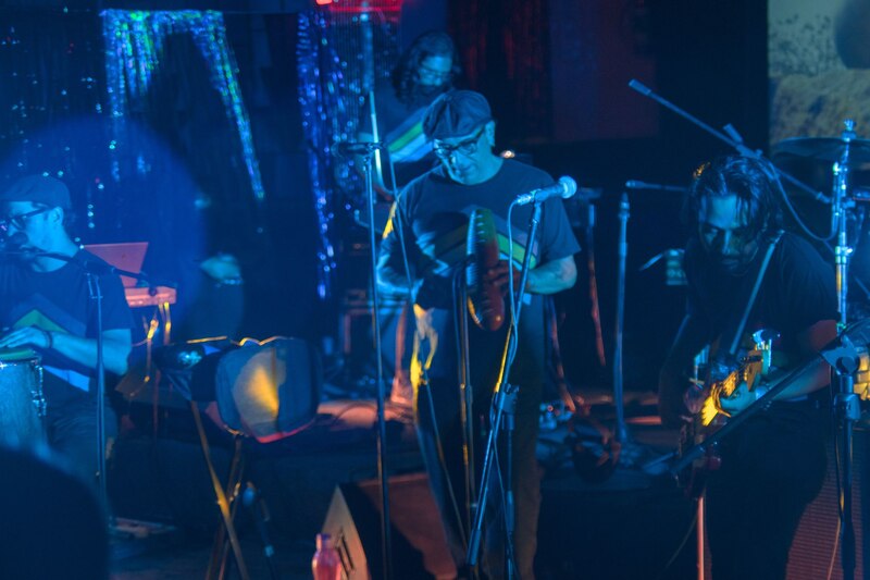 Grupo de música tocando en vivo