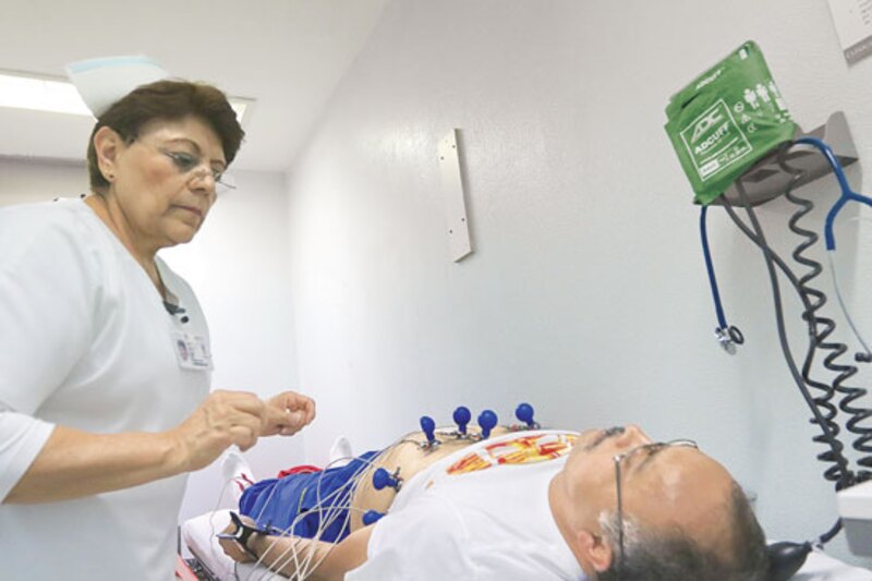 Enfermera colocando electrodos a un paciente