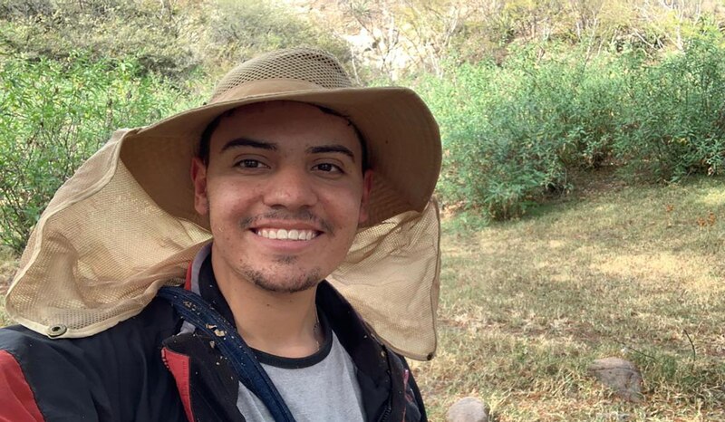 Excursionista sonriente en un sendero en México
