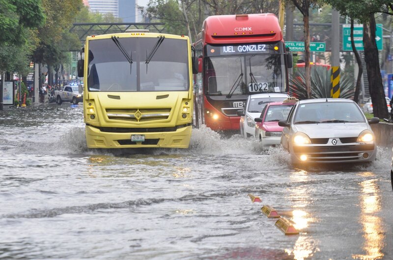Fuertes lluvias azotaron el centro de la capital, lo que provocó un severo encharcamiento en Insurgentes Norte, a la altura de la plaza Forum Buenavista.