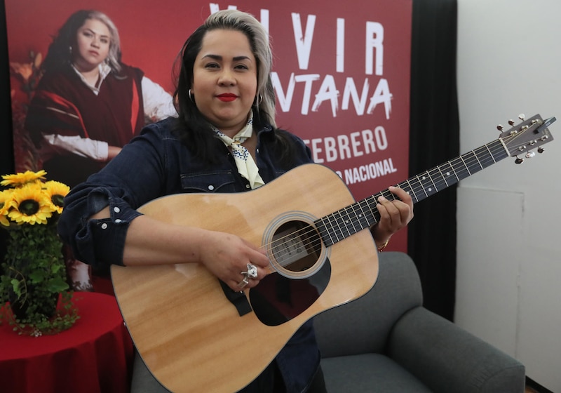 Mon Laferte, cantautora chilena, en concierto.