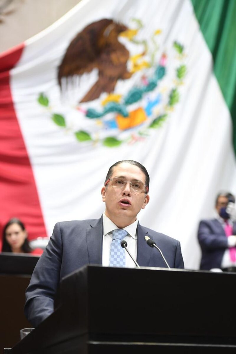 Diputado mexicano da un discurso en el Congreso