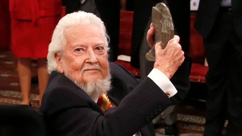 El escritor Camilo José Cela muestra orgulloso el premio nobel de literatura