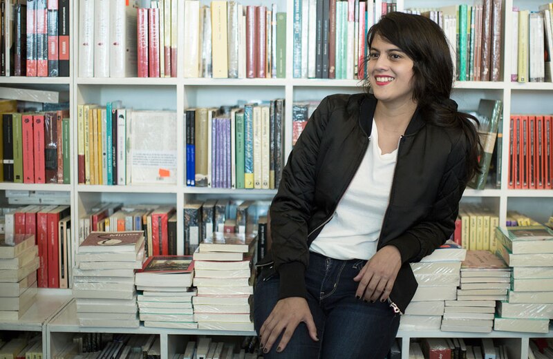 Escritora en una biblioteca