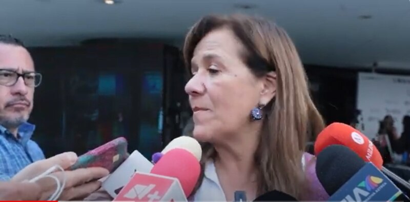 La presidenta de Chile, Michelle Bachelet, da una conferencia de prensa.