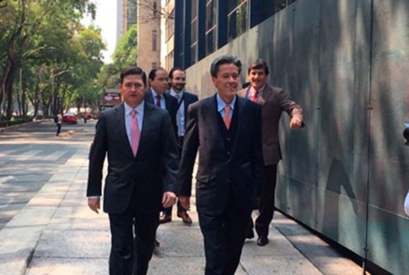 Políticos mexicanos caminando por la calle