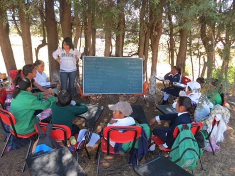 Profesora dando clase al aire libre