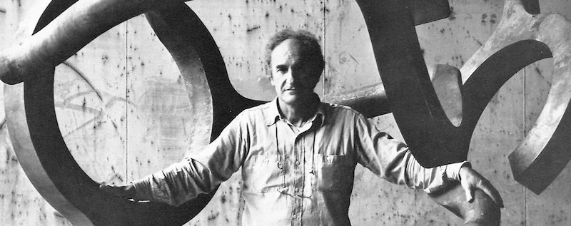El artista plástico Jorge Oteiza junto a su obra "La llave de los sueños".