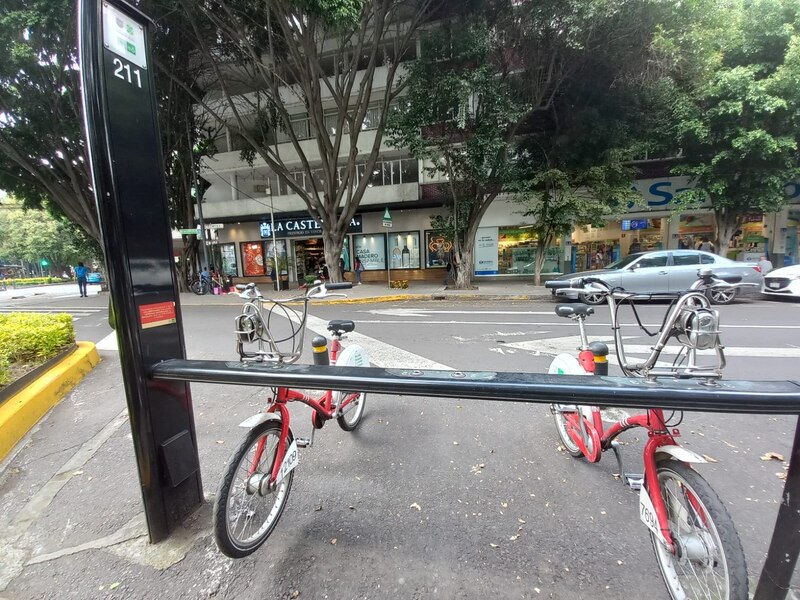 Bicicletas estacionadas en la calle