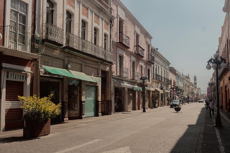 Pequeños comercios establecidos en una calle mexicana