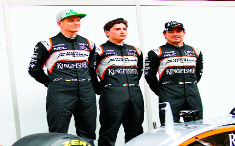 Los pilotos de Force India, Sergio Pérez, Esteban Ocon y Nicholas Latifi, posan para una foto en el circuito de Barcelona-Cataluña.