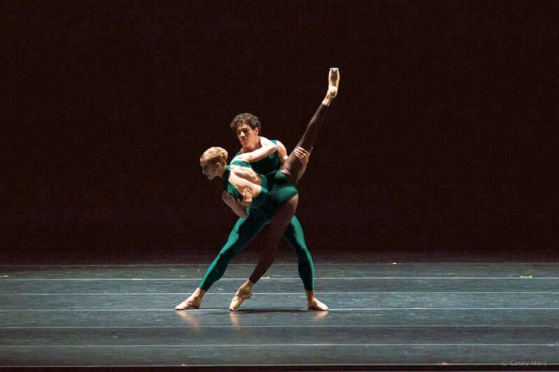 Pareja de bailarines de ballet realizando una coreografía.