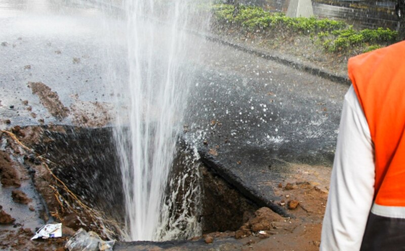 Fuga de agua en la calle
