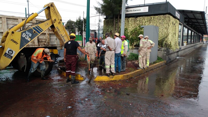 Trabajadores de la Ciudad de México reparan una fuga de agua