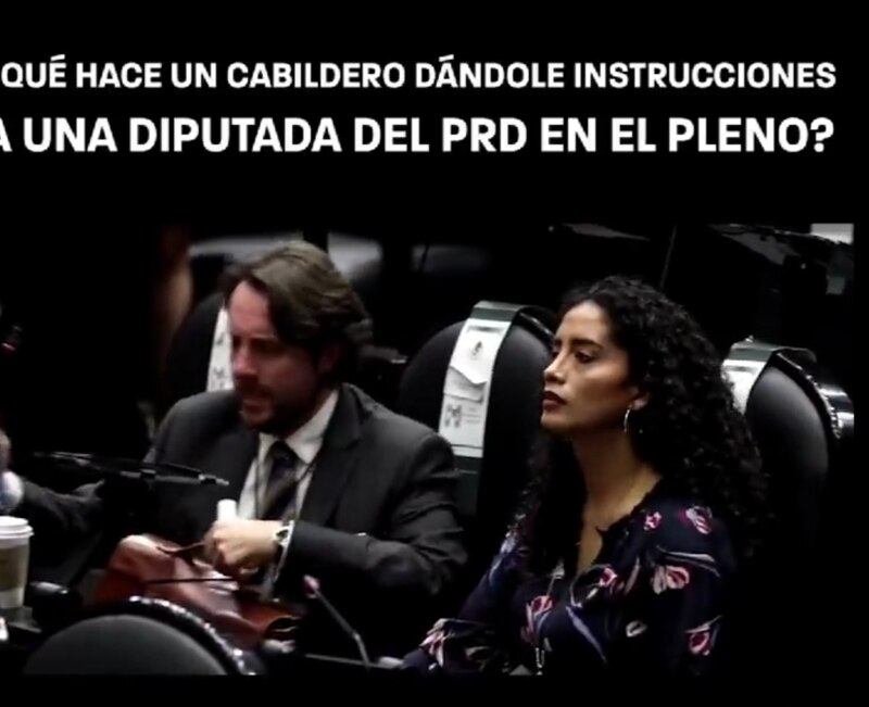 Title: ¿Qué hace un cabildero dándole instrucciones a una diputada del PRD en el pleno?